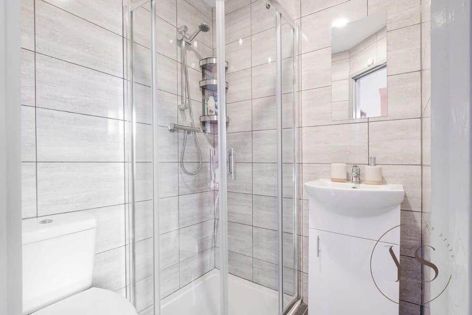 Sienna Suite 1D Near Alton Towers with Free Wi-Fi and Netflix Access Apartment in Stoke-on-Trent