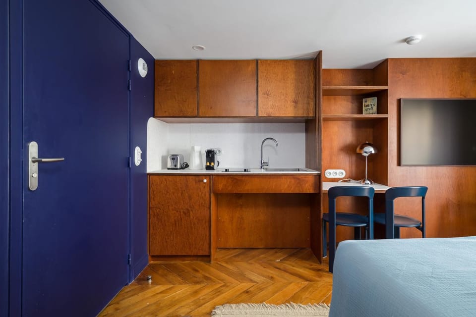 Bed, Kitchen or kitchenette, Photo of the whole room, Dining area, Bedroom, minibar, oven, wardrobe