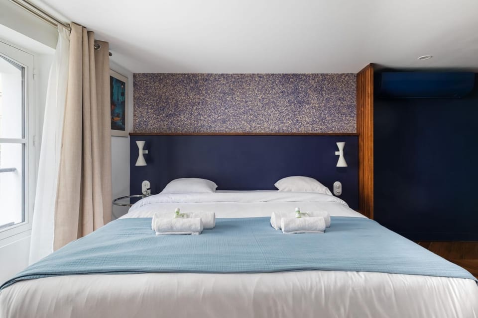 Bed, Photo of the whole room, Bedroom, towels