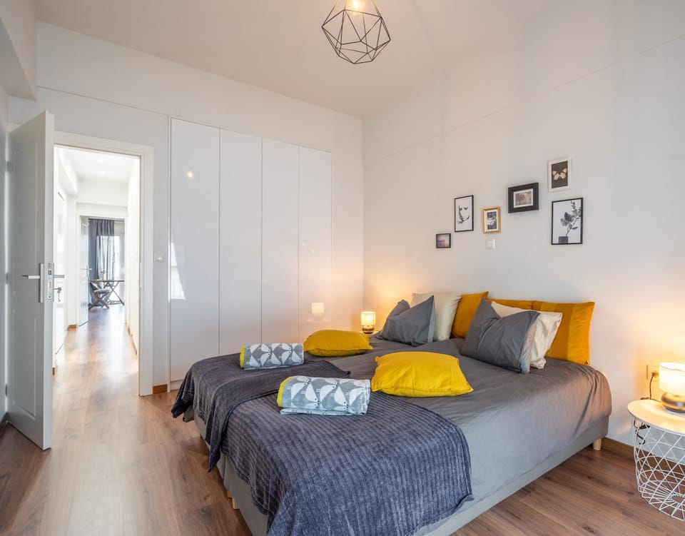 Photo of the whole room, Bedroom