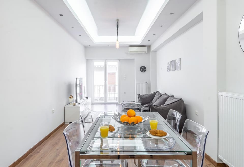 Living room, Seating area, Dining area, Food, Drinks