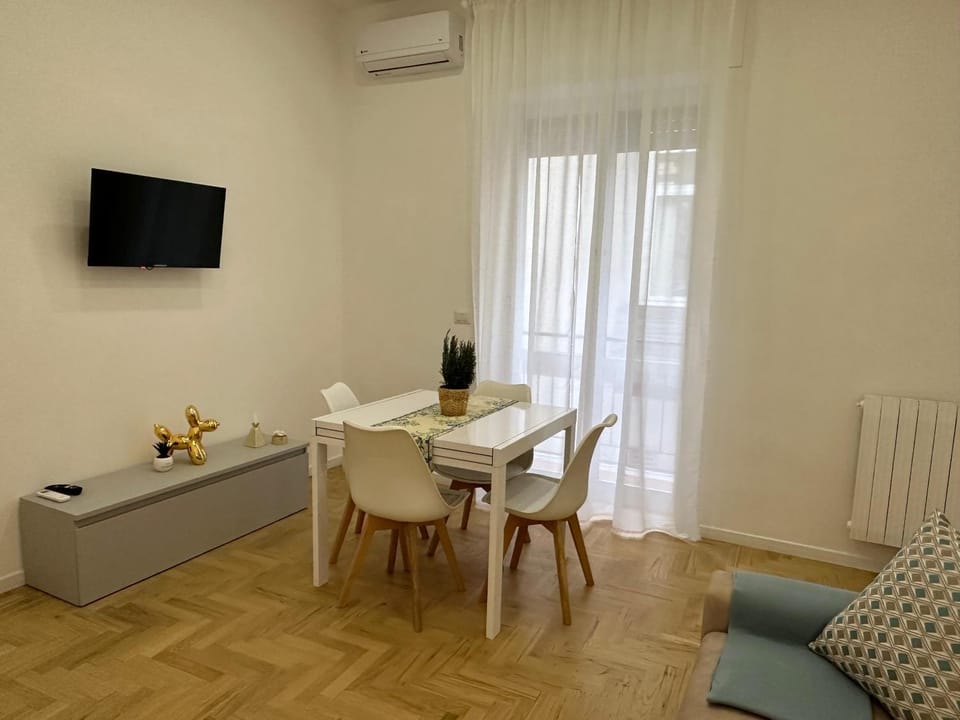 TV and multimedia, Living room, Seating area, Dining area, air conditioner