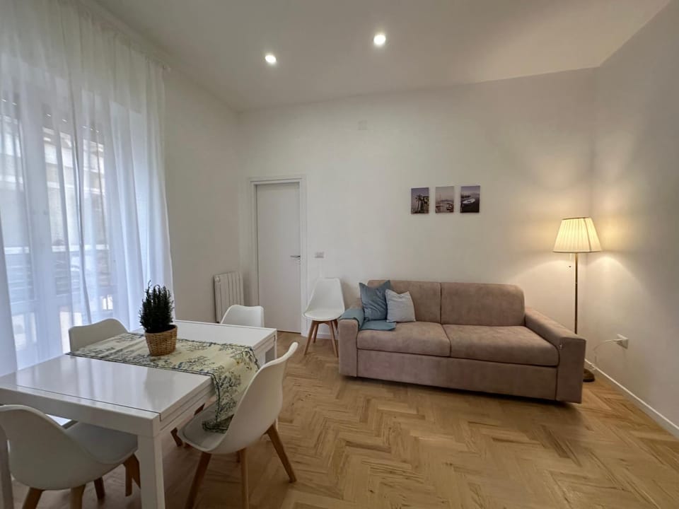 Bed, Living room, Photo of the whole room, Seating area, Dining area, Bedroom