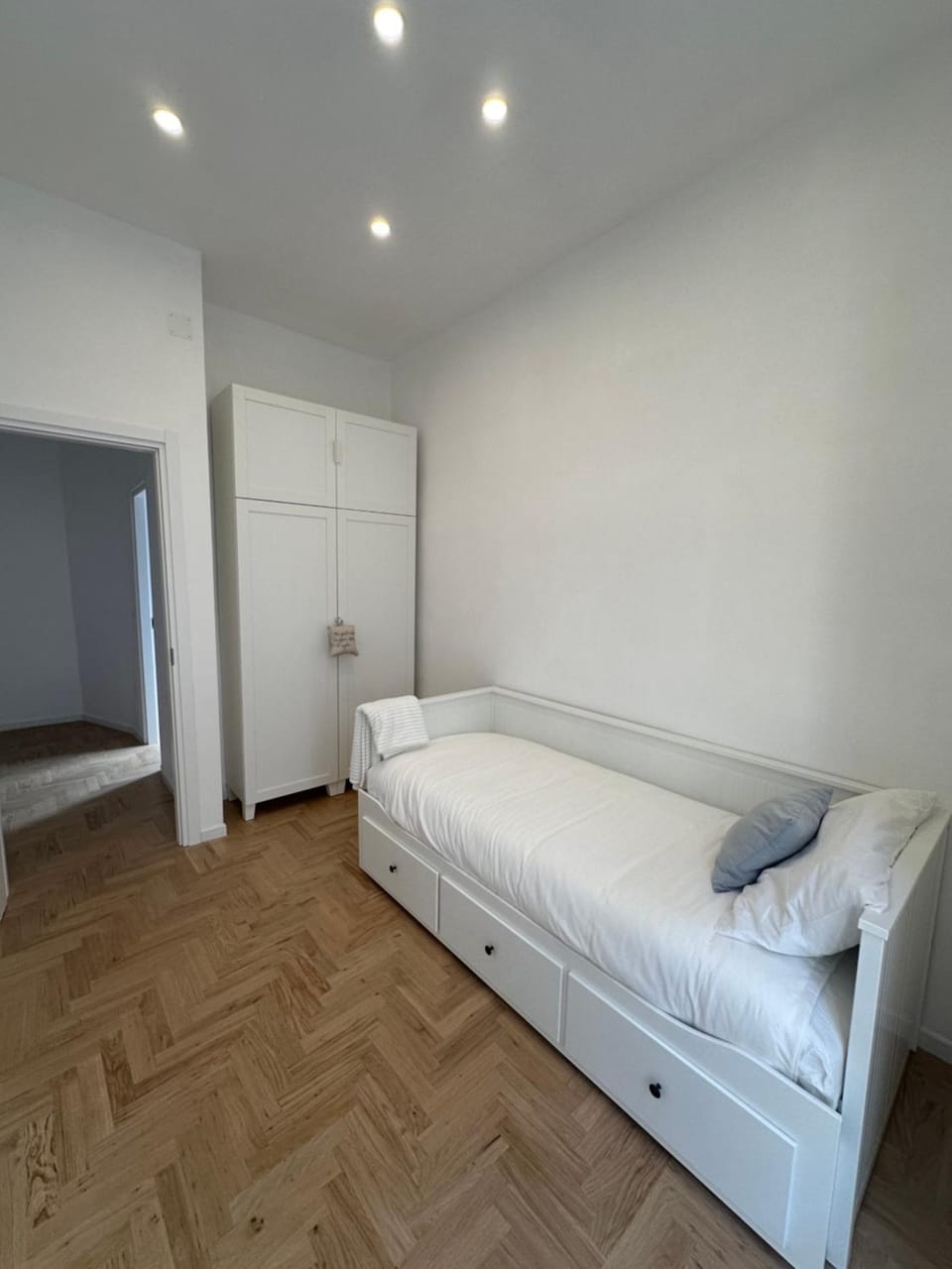 Bed, Photo of the whole room, Bedroom, wardrobe