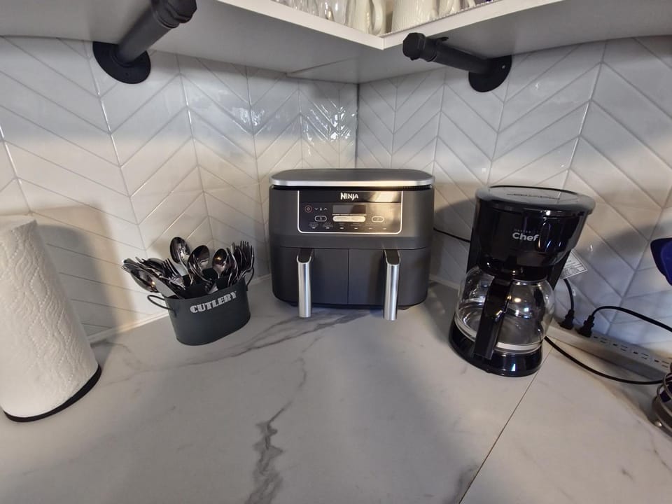 Cozy home on a quiet street minutes to DT Kingston Apartment in Kingston