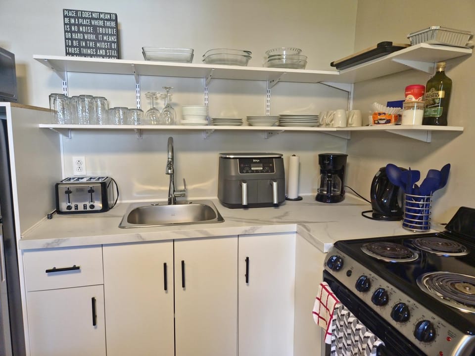 Cozy home on a quiet street minutes to DT Kingston Apartment in Kingston