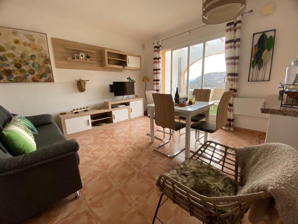 Communal lounge/ TV room, TV and multimedia, Living room, Seating area, Dining area