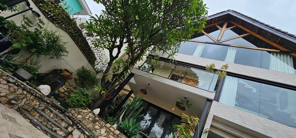 Property building, Spring, Day, Garden, Garden, View (from property/room), Balcony/Terrace, Garden view