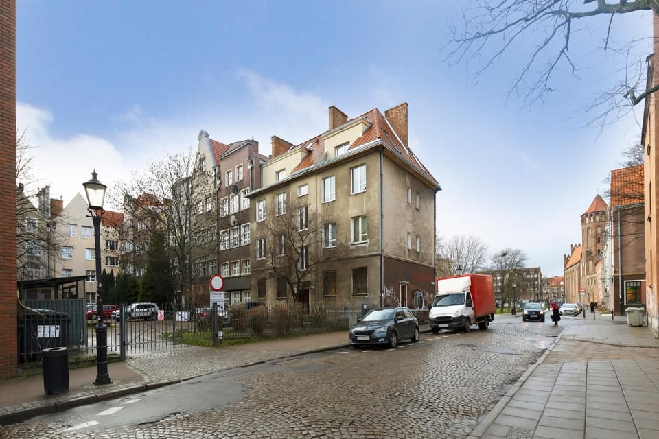 Property building, Day, Neighbourhood, City view, Street view, Location, Parking