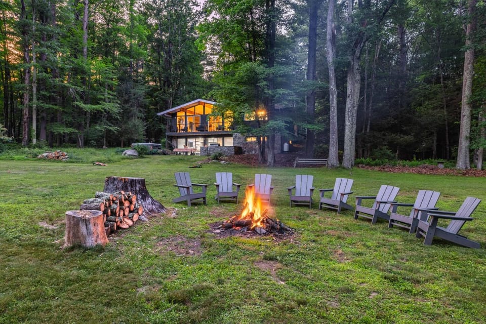 Modern Lodge on 6 acres - 15 mins to Camelback House in Pocono Mountains