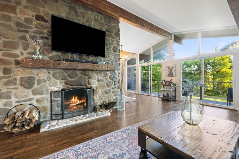 Modern Lodge on 6 acres - 15 mins to Camelback House in Pocono Mountains
