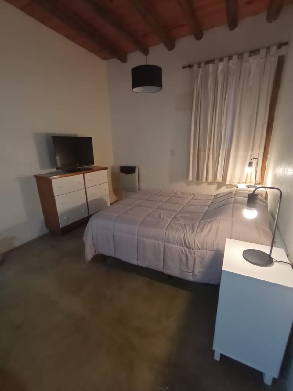 Bed, TV and multimedia, Photo of the whole room, Bedroom