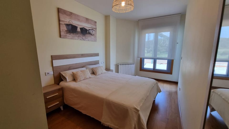 Photo of the whole room, Bedroom