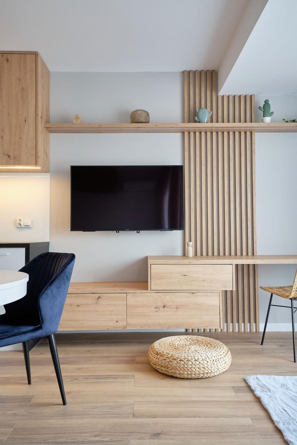 TV and multimedia, Living room, Seating area, Evening entertainment