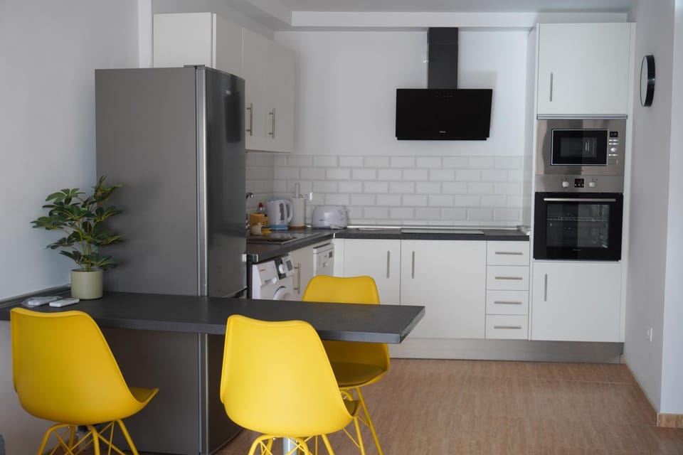Kitchen or kitchenette, Dining area, minibar