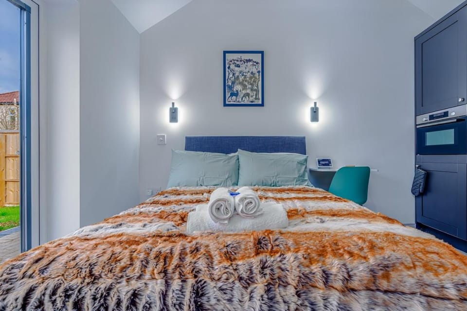 Bed, Photo of the whole room, Bedroom, towels