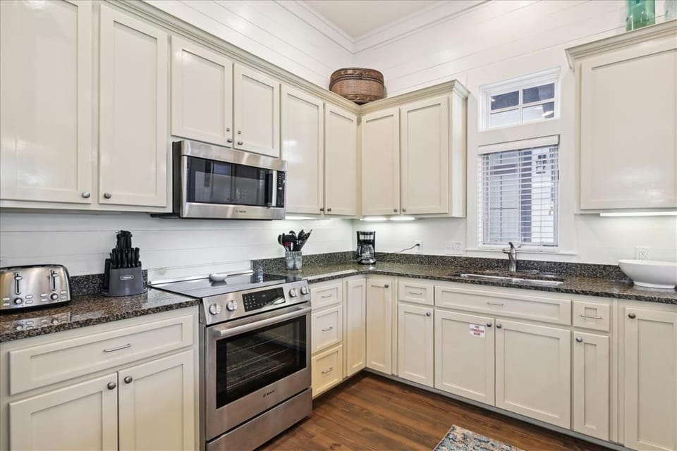 Kitchen or kitchenette, kitchen