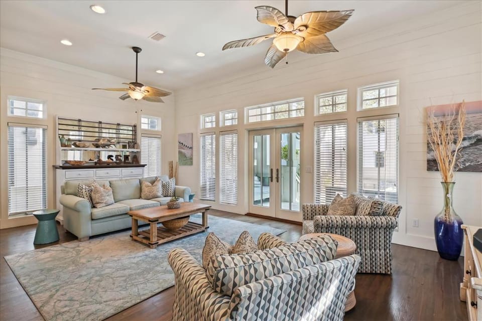 Patio, Living room, Family