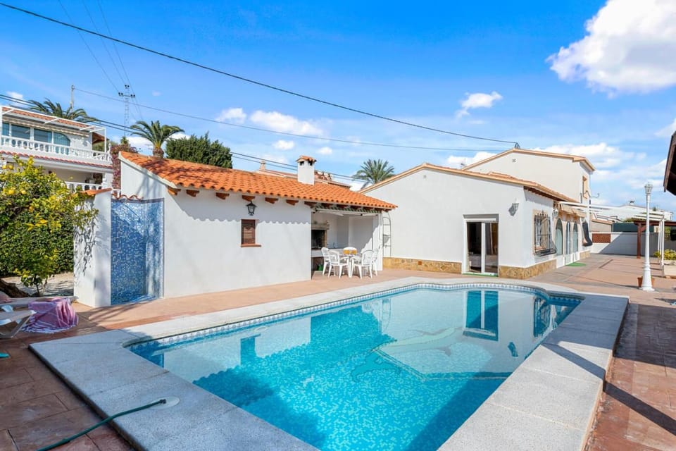 Property building, Facade/entrance, Off site