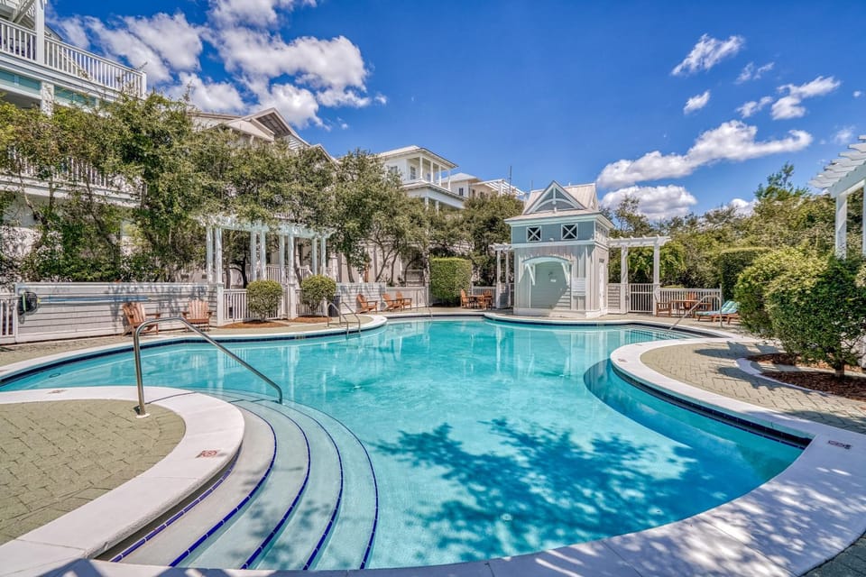 Neighbourhood, Swimming pool