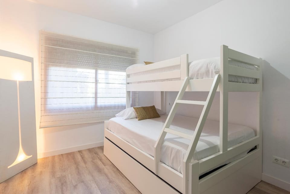 Bed, Photo of the whole room, Bedroom, bunk bed
