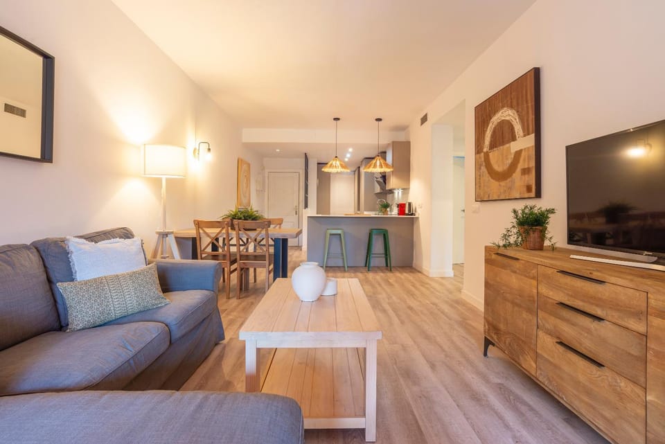 TV and multimedia, Kitchen or kitchenette, Living room, Seating area, Dining area