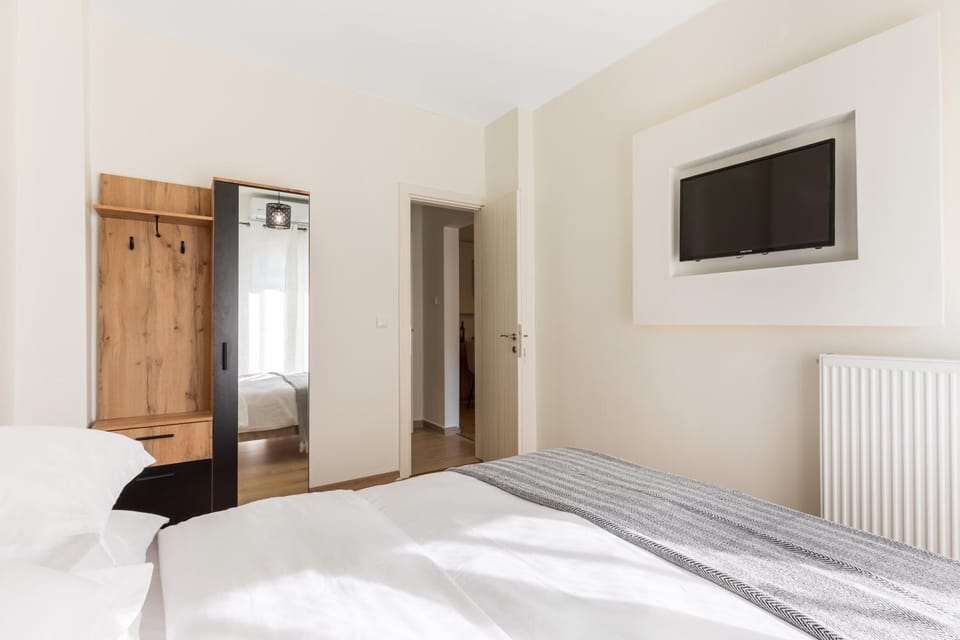 Bed, TV and multimedia, Photo of the whole room, Bedroom, internet, wardrobe