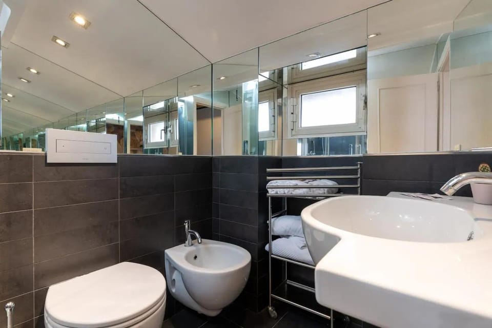 Shower, Toilet, Bathroom, Bath, bidet, towels