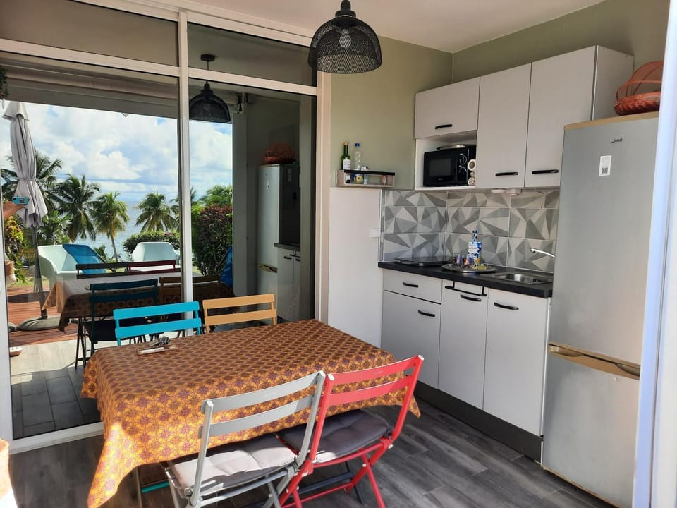 Patio, Day, Kitchen or kitchenette, Dining area, Swimming pool, stove, kitchen