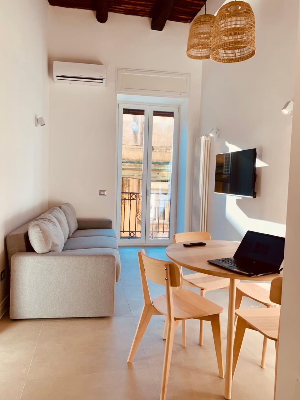 Communal lounge/ TV room, TV and multimedia, Living room, Seating area, Dining area, air conditioner