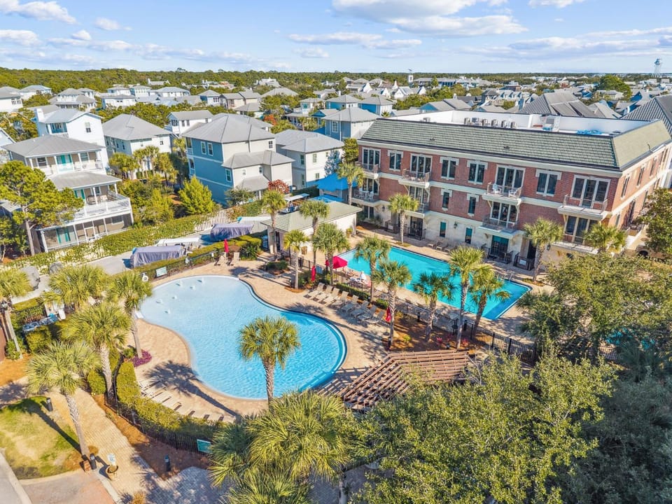 Neighbourhood, Swimming pool