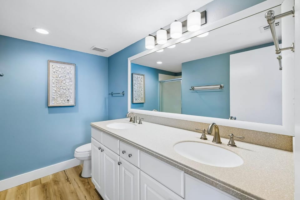 Toilet, Bathroom, towels