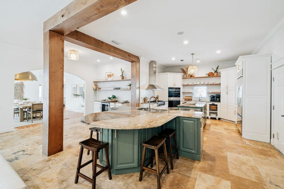 Kitchen or kitchenette, Seating area, kitchen
