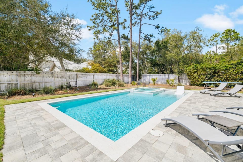Hot Tub, Seating area, Swimming pool, pet friendly