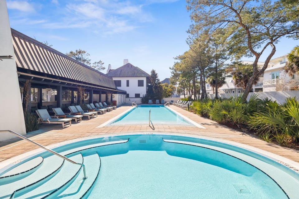 Neighbourhood, Swimming pool
