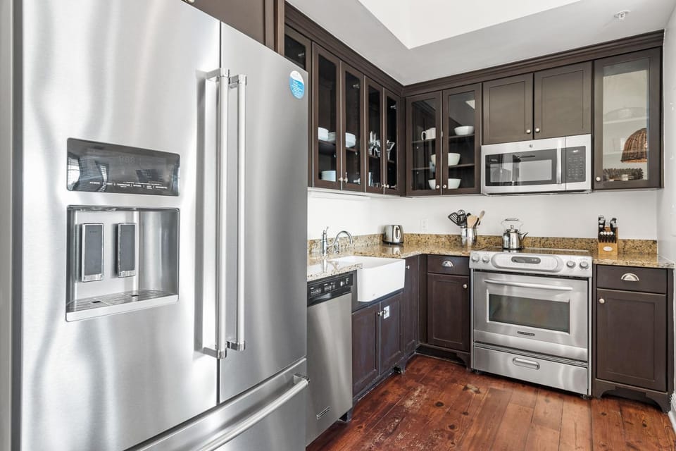 Kitchen or kitchenette, kitchen