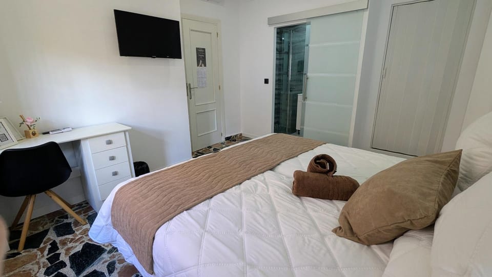 Bed, TV and multimedia, Photo of the whole room, Bedroom