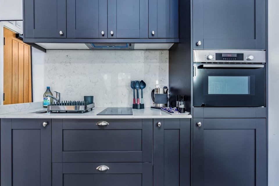 Kitchen or kitchenette, oven, stove