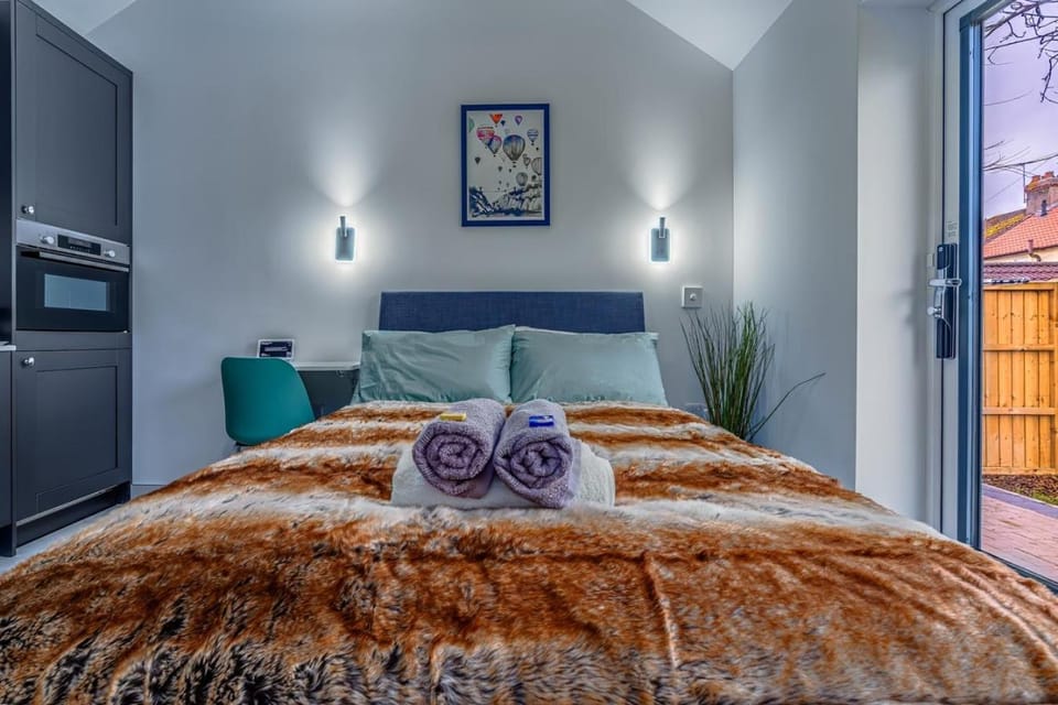 Bed, Photo of the whole room, Bedroom, towels