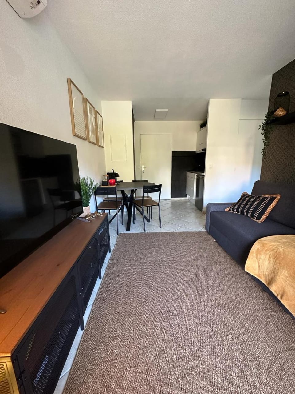 Communal lounge/ TV room, TV and multimedia, Kitchen or kitchenette, Living room, Seating area, Dining area, Bedroom