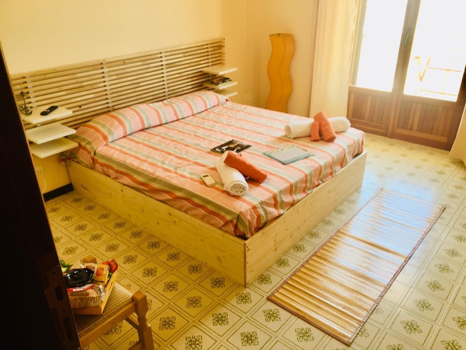 Bed, TV and multimedia, Balcony/Terrace, Decorative detail, Bedroom, Sea view