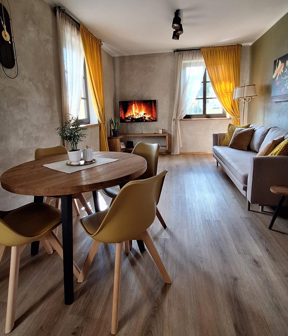 TV and multimedia, Living room, Photo of the whole room, Seating area, Dining area