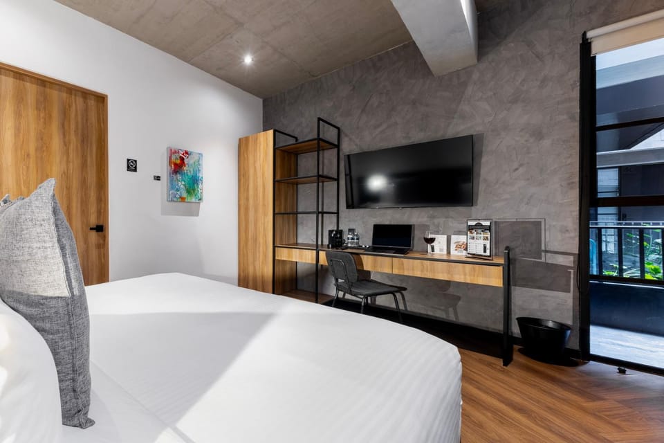 Bed, Place of worship, TV and multimedia, Photo of the whole room, Bedroom