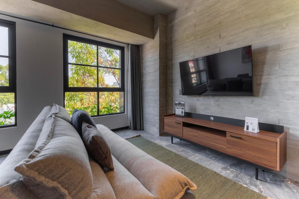 TV and multimedia, View (from property/room), Living room, Seating area, Evening entertainment, City view