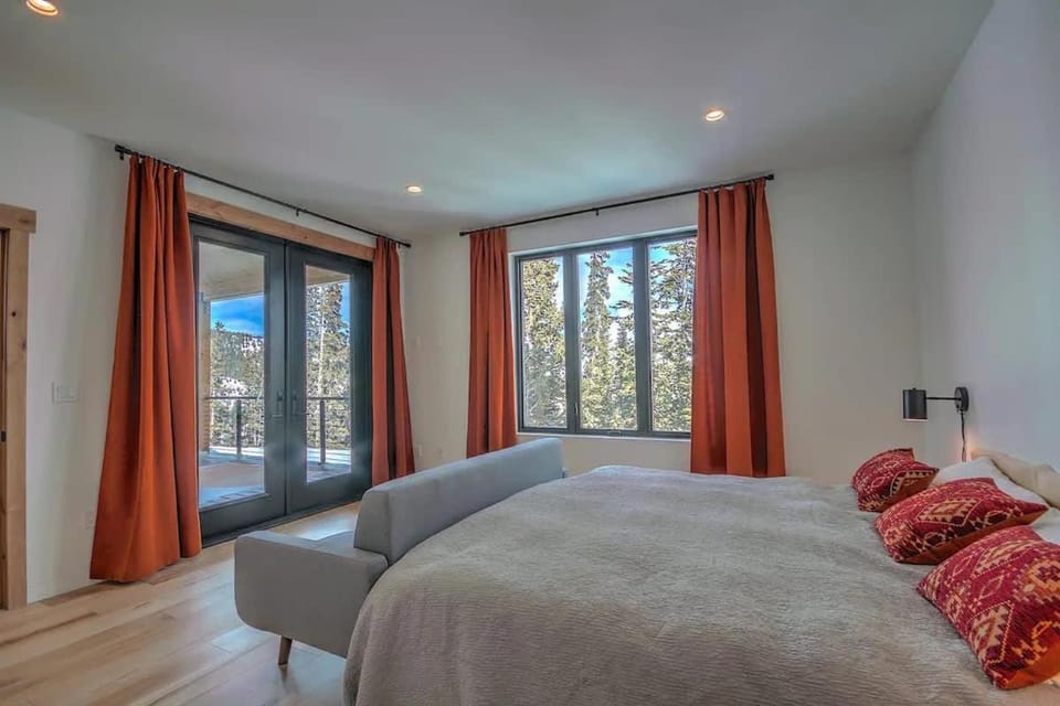 NEW Hot Tub Haven with Panoramic View - Blue River House in Summit County