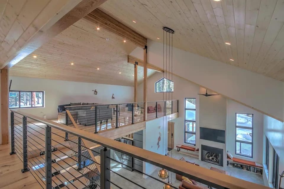 NEW Hot Tub Haven with Panoramic View - Blue River House in Summit County