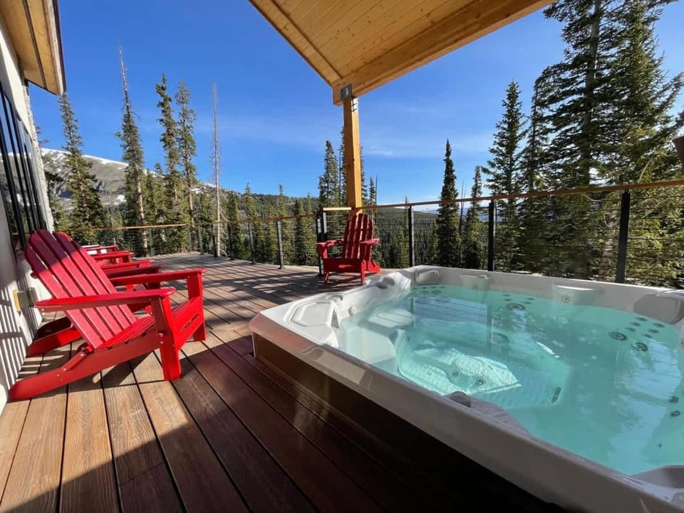 NEW Hot Tub Haven with Panoramic View - Blue River House in Summit County