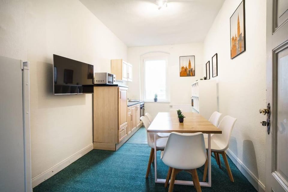 TV and multimedia, Kitchen or kitchenette, Living room, Seating area, Dining area, oven