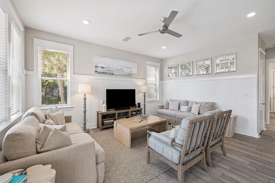 TV and multimedia, Living room, Seating area, Family