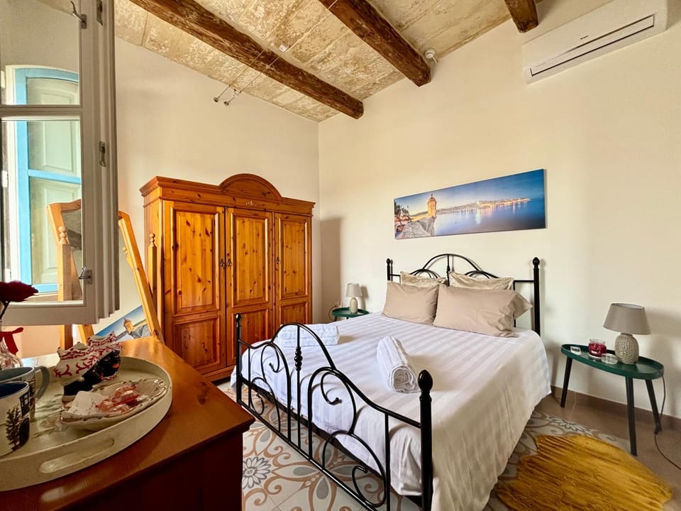 Bedroom, air conditioner